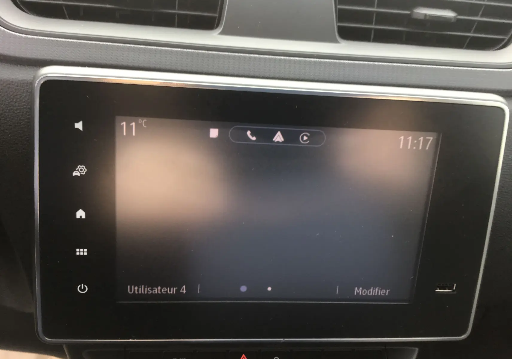 Écran tactile central du tableau de bord du Renault Express Van 2023, affichant l'interface multimédia avec commandes tactiles.
