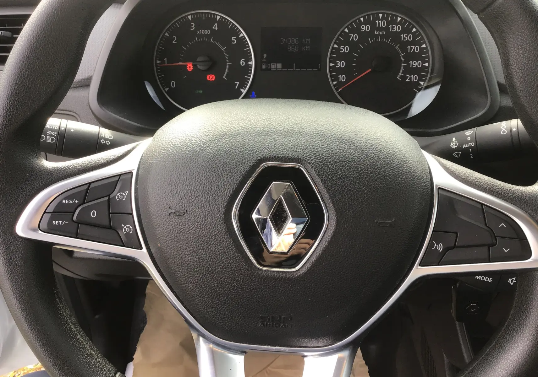 Vue rapprochée du volant noir avec logo Renault et tableau de bord du Renault Express Van blanc 2023.