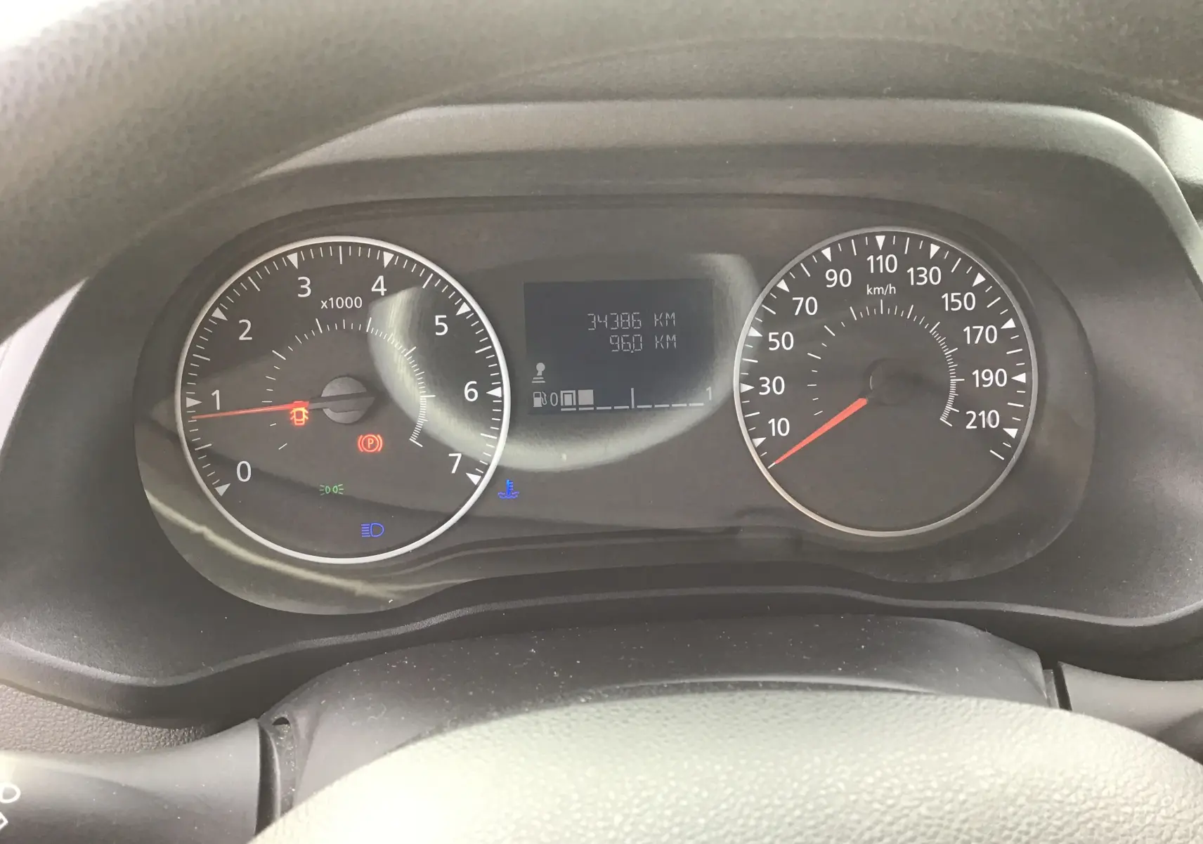 Vue rapprochée du tableau de bord du Renault Express Van 2023, affichant compte-tours, compteur de vitesse et écran digital.