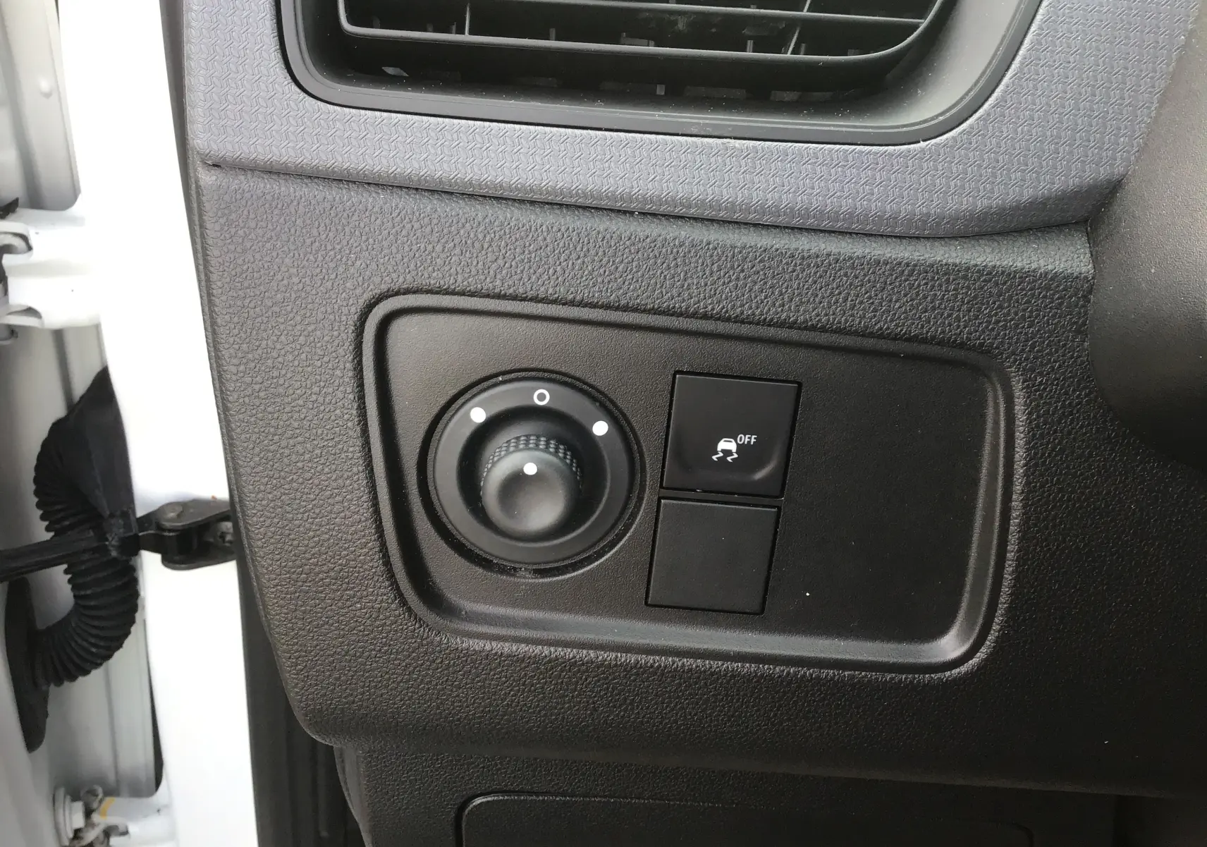 Gros plan sur le panneau de commandes noir côté gauche du tableau de bord du Renault Express Van blanc 2023.