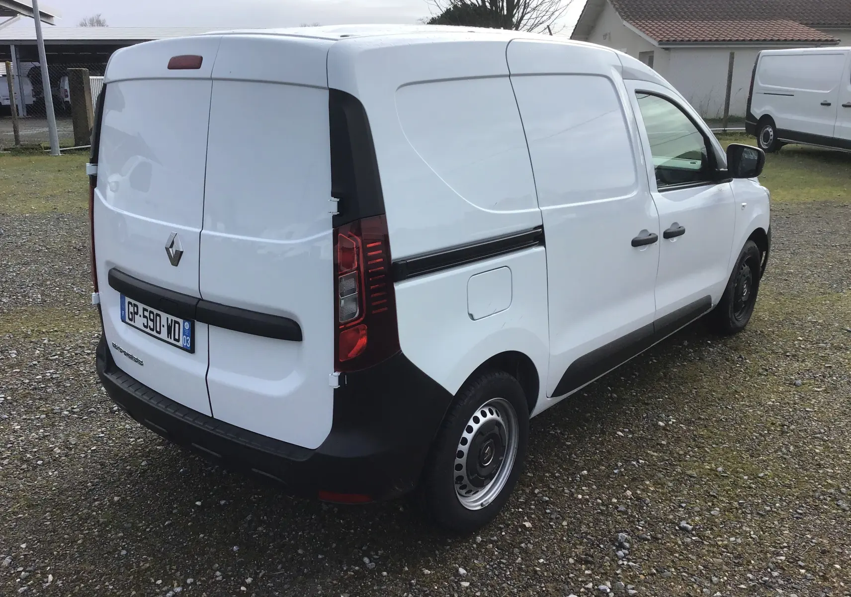 Vue 3/4 arrière droite d’un Renault Express Van blanc 2023 avec portes arrière battantes et jantes acier noires.