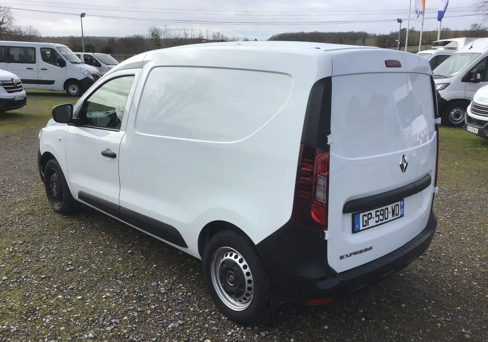 Vue 3/4 arrière droite d’un Renault Express Van blanc 2023 avec porte latérale pleine et jantes acier noires.