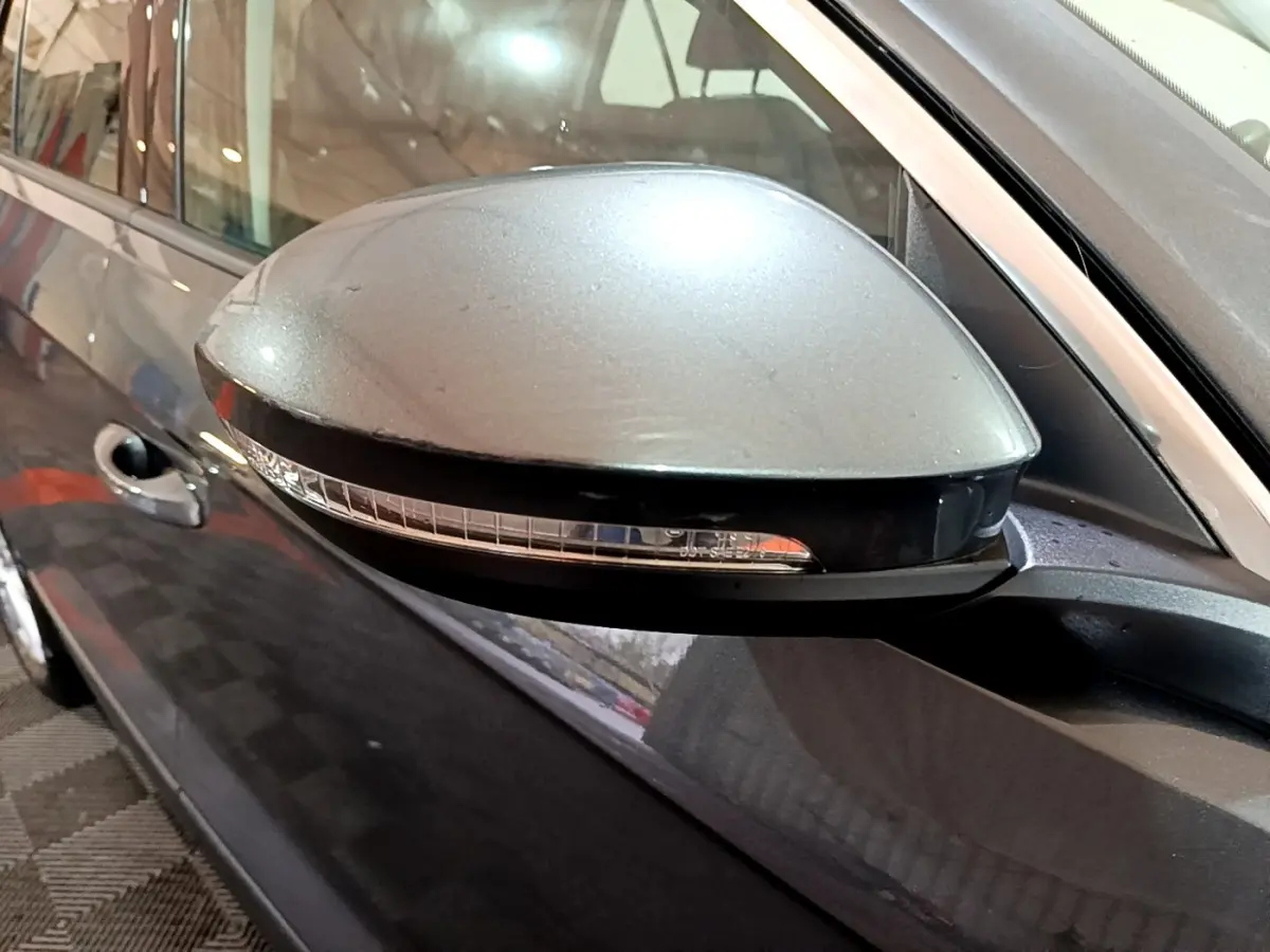 Rétroviseur droit gris foncé avec clignotant intégré sur Volkswagen T-Roc 1.0 TSI 110 LIFE BUSINESS 2022.