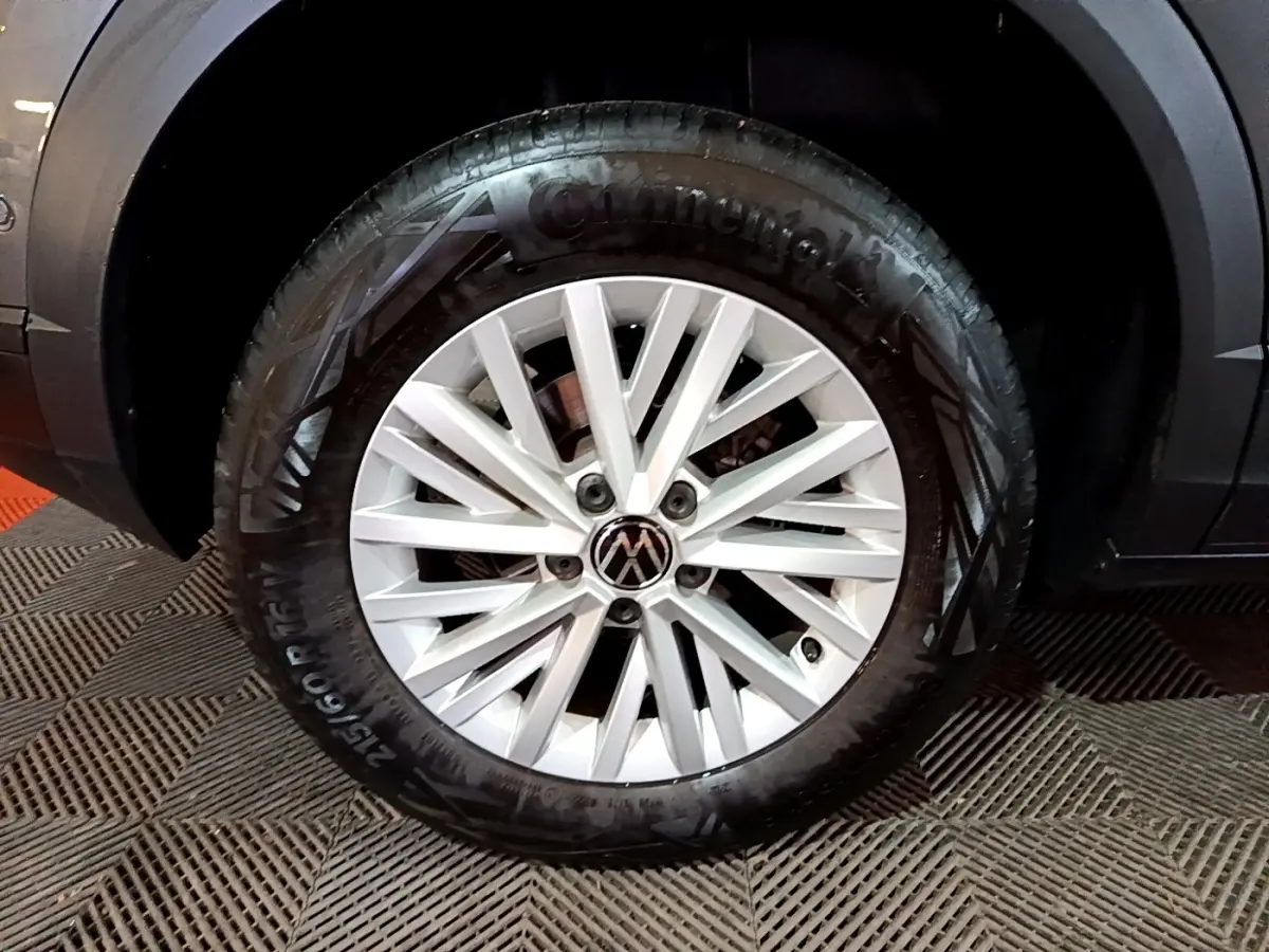 Gros plan sur la roue avant droite du Volkswagen T-Roc gris foncé avec jante alliage et pneu Continental.