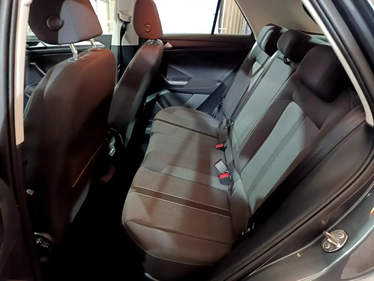 Vue intérieure côté droit montrant la banquette arrière grise du Volkswagen T-Roc 1.0 TSI 110 LIFE BUSINESS 2022.