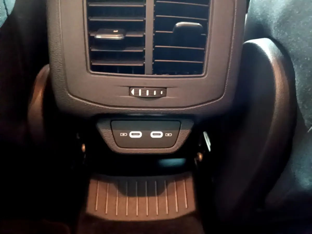 Détail des ports USB-C arrière et sortie d’air noir dans l’habitacle du Volkswagen T-Roc gris foncé.