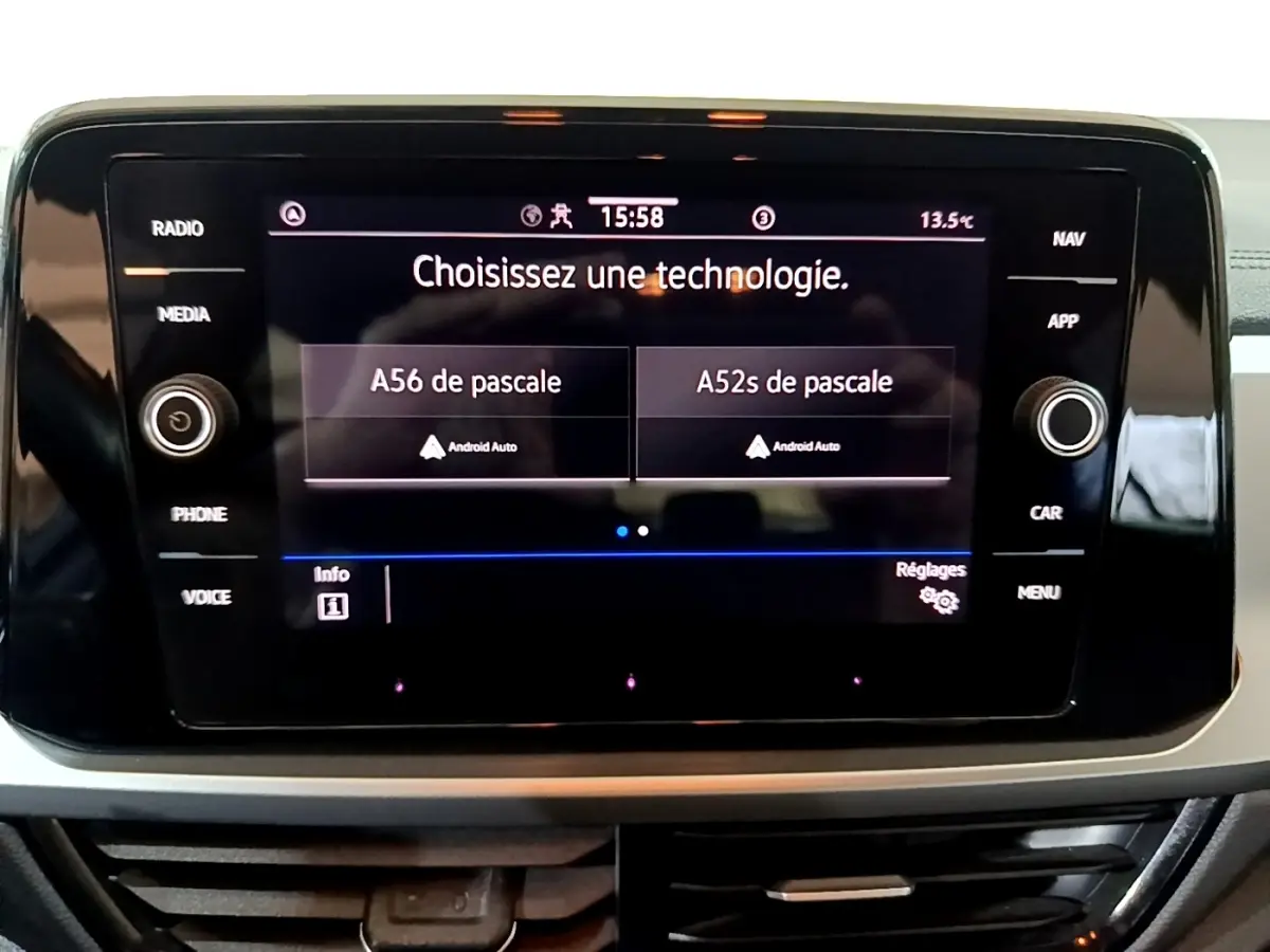 Écran tactile central du Volkswagen T-Roc 2022 affichant le choix de technologie Android Auto, vue frontale rapprochée.