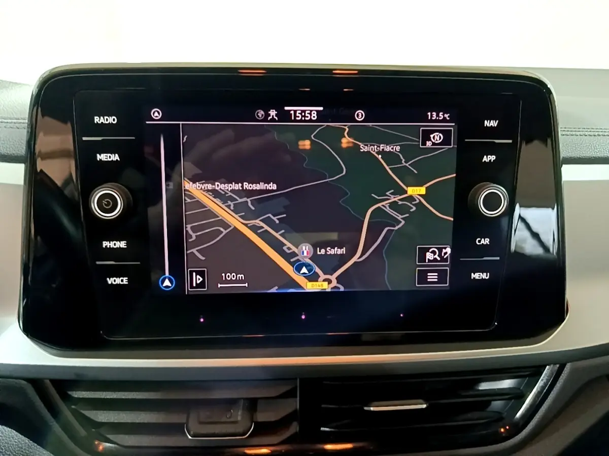 Écran tactile central du tableau de bord du Volkswagen T-Roc gris foncé, affichant la navigation GPS.
