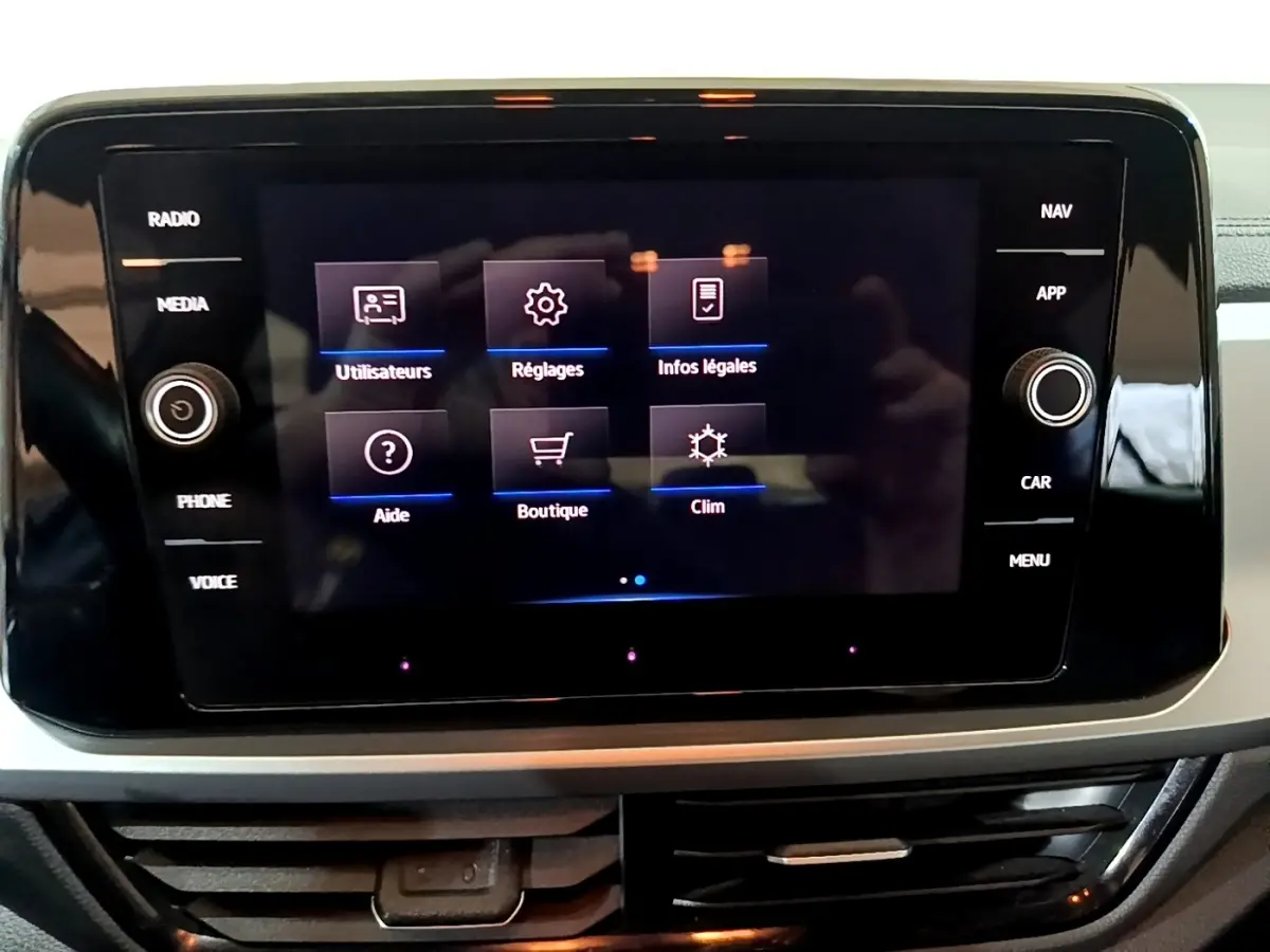 Écran tactile central du tableau de bord du Volkswagen T-Roc 2022 affichant le menu des réglages.
