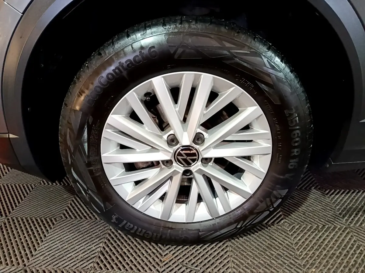 Gros plan sur la roue avant droite gris foncé du Volkswagen T-Roc 2022 avec jante alliage et pneu Continental.