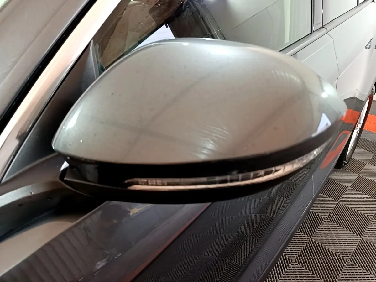 Gros plan sur le rétroviseur droit gris foncé du Volkswagen T-Roc 1.0 TSI 110 LIFE BUSINESS 2022 avec clignotant intégré.