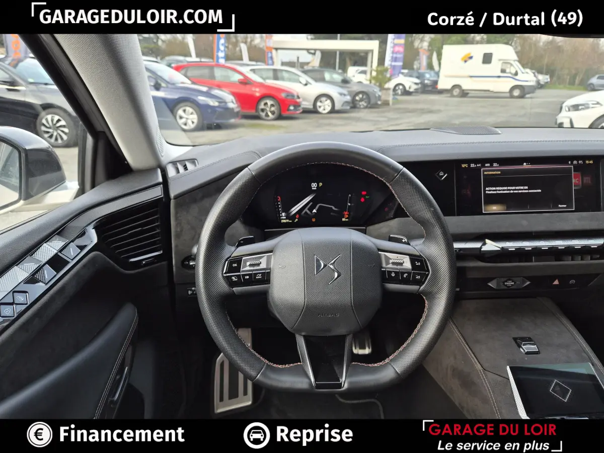 Vue intérieure centrée sur le volant cuir DS, tableau de bord numérique et écran tactile du DS4 beige 2024.