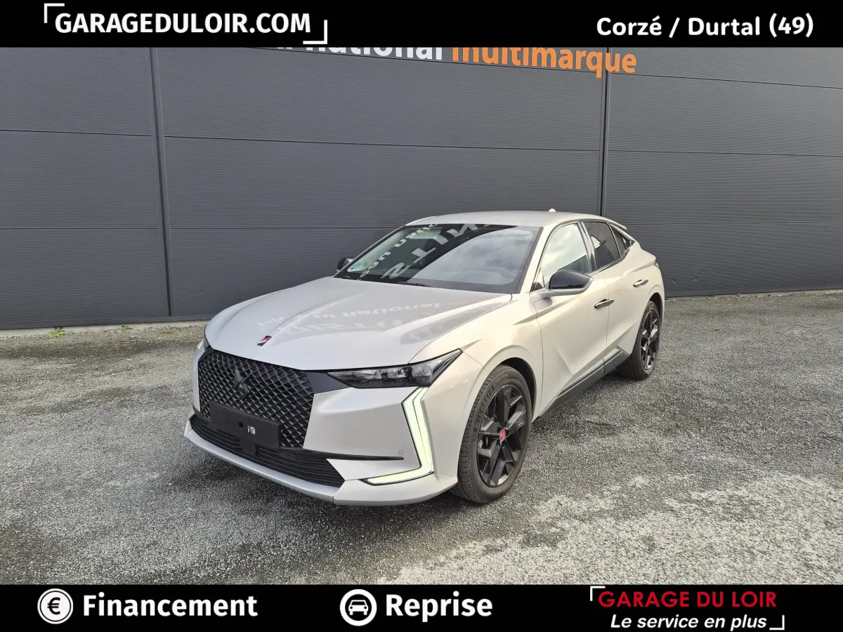 DS4 Beige 2024 en 3/4 avant droit, avec calandre noire et feux LED en forme de L distinctifs.