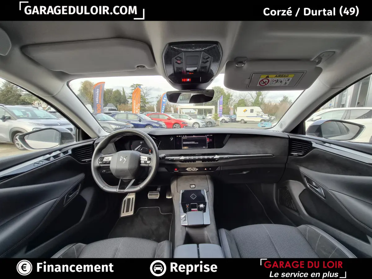 Vue intérieure avant du tableau de bord et volant cuir noir du DS4 2024 avec écran tactile et finitions modernes.