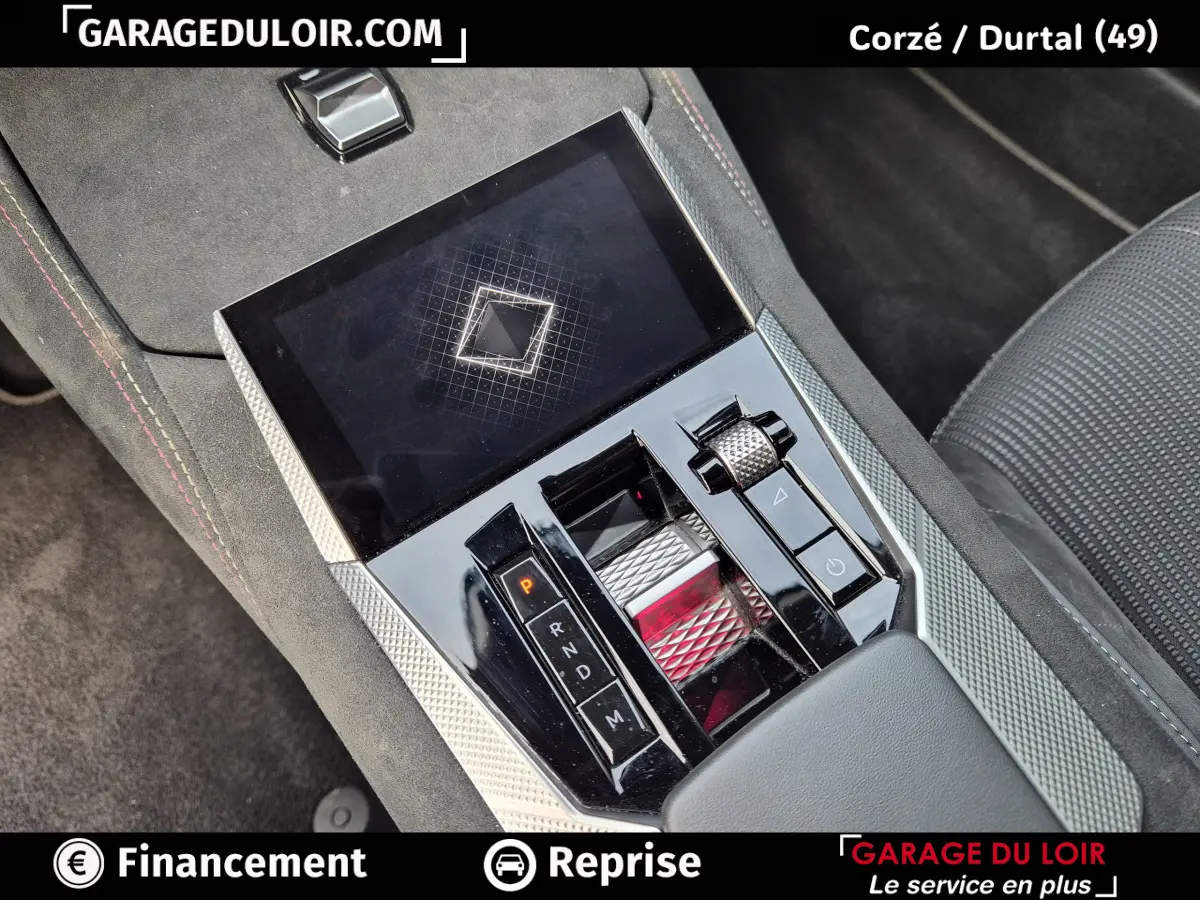 Gros plan sur la console centrale noire et argentée du DS4 beige, avec écran tactile et commandes de boîte automatique.