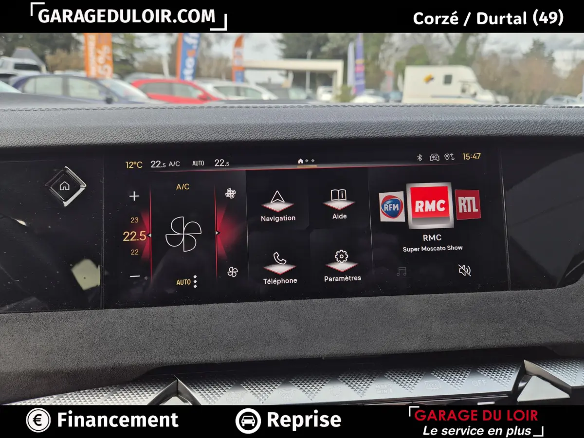 Vue intérieure du tableau de bord tactile du DS4 2024 beige, affichant la climatisation et les options multimédia.