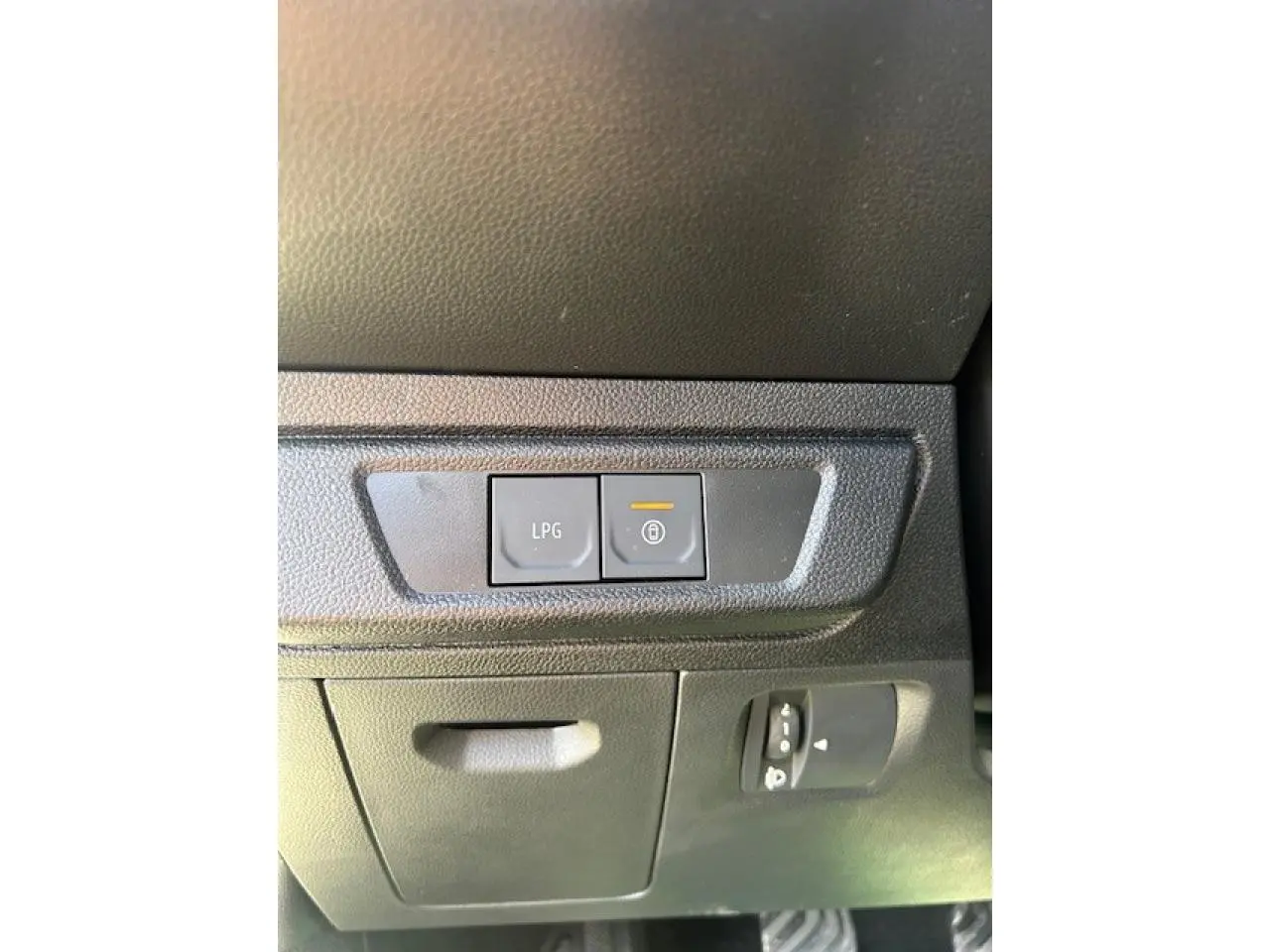 Gros plan sur les commandes LPG et verrouillage, intérieur noir du tableau de bord Dacia Sandero Stepway 2025.