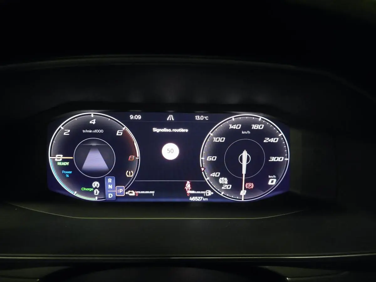 Combiné d'instruments digital du tableau de bord du CUPRA Formentor 1.4 e-Hybrid affichant vitesse, régime et signalisation routière.