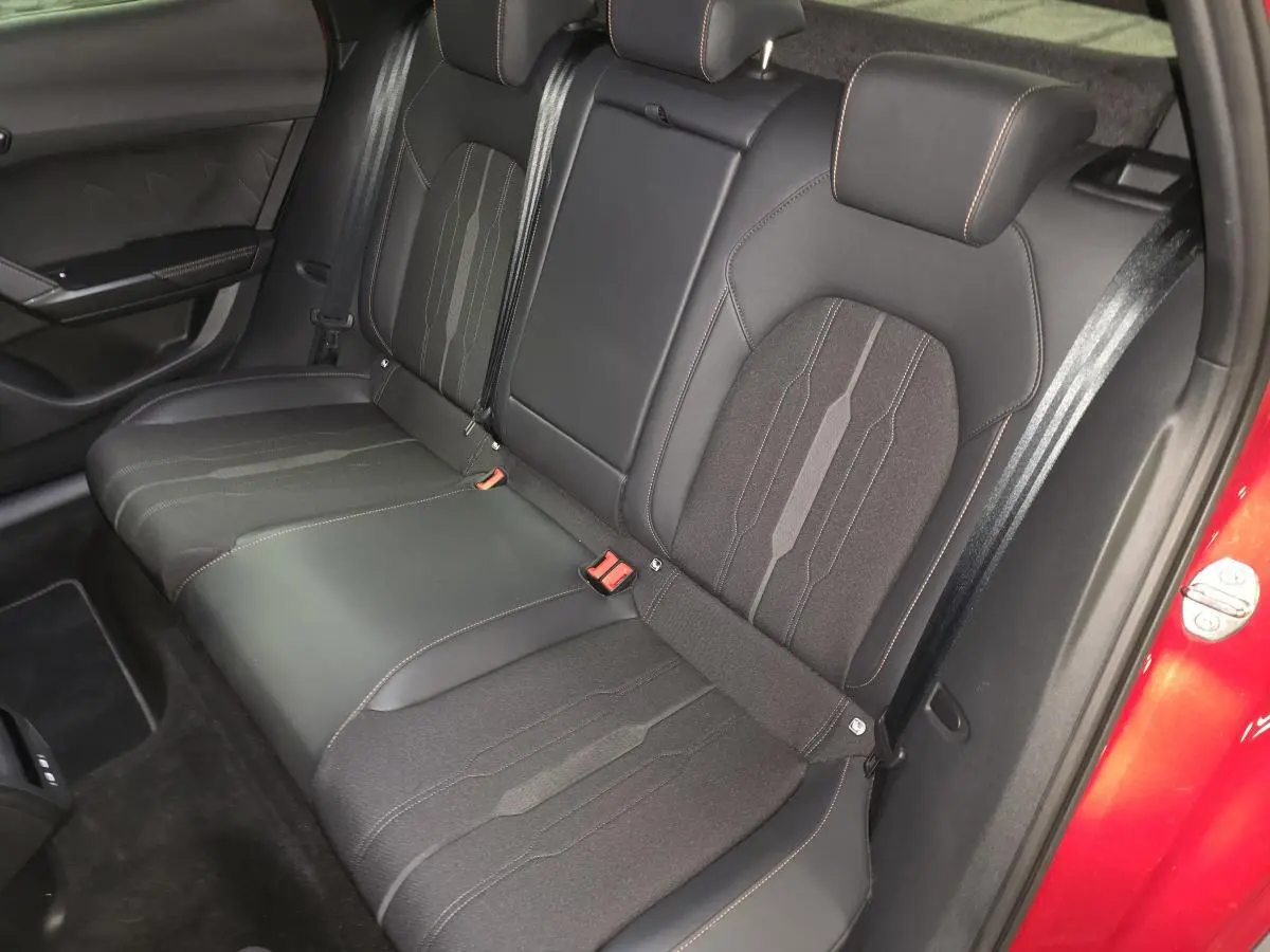 Vue arrière côté droit des sièges baquets noirs Asphalte avec surpiqûres Copper du CUPRA Formentor 1.4 e-Hybrid 2024 rouge.