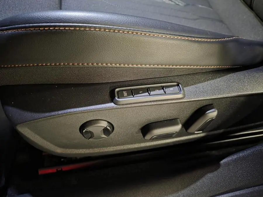 Détail des commandes de réglage électrique et mémoire du siège avant du CUPRA Formentor 1.4 e-Hybrid 2024.