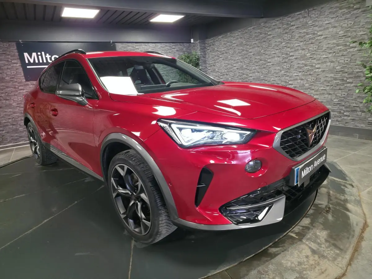 Vue 3/4 avant droite du CUPRA Formentor rouge Désir 2024 avec jantes alliage noires et calandre marquée.