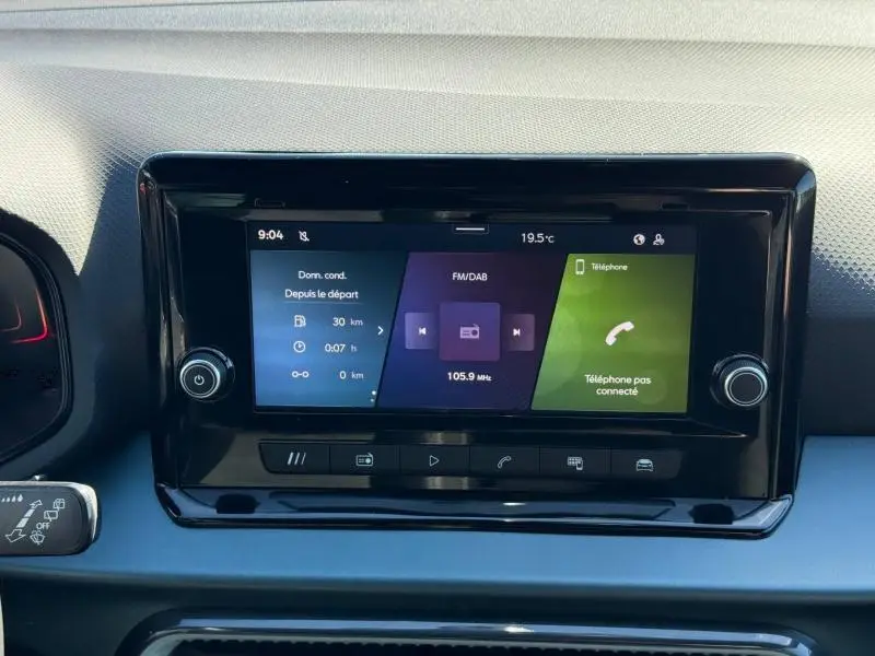 Écran tactile central noir de la SEAT Arona 2025 affichant radio FM/DAB et téléphone non connecté.