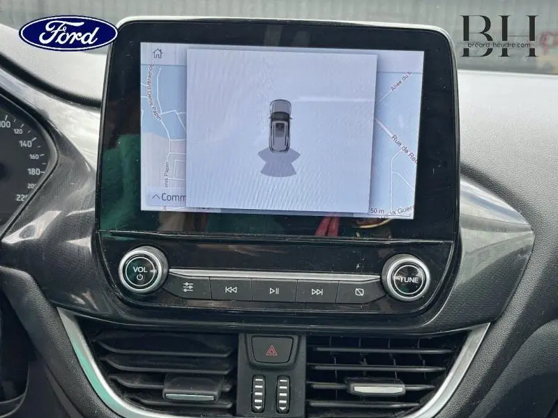 Écran tactile central du Ford Puma 2022 affichant la caméra de recul et la carte GPS intégrée.
