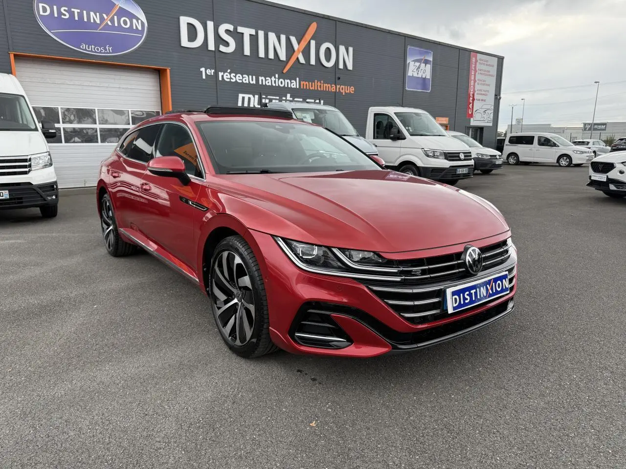 Volkswagen Arteon Shooting Brake rouge Roi vue 3/4 avant droit avec jantes alliage noir diamanté sur parking