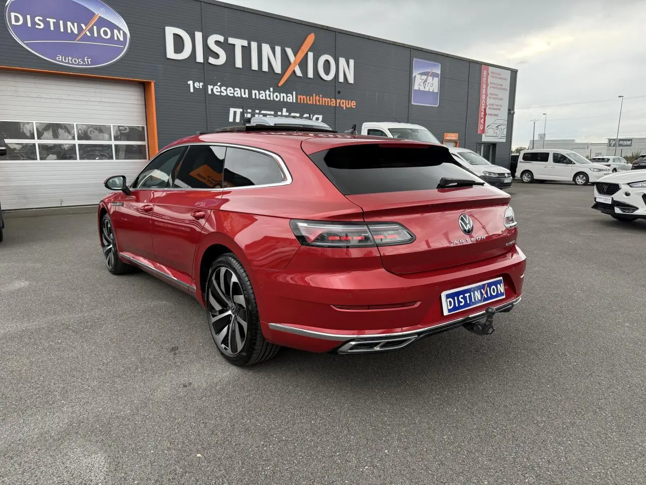 Volkswagen Arteon Shooting Brake rouge Roi vue 3/4 arrière droit avec attelage rabattable et jantes 19 pouces noires diamantées