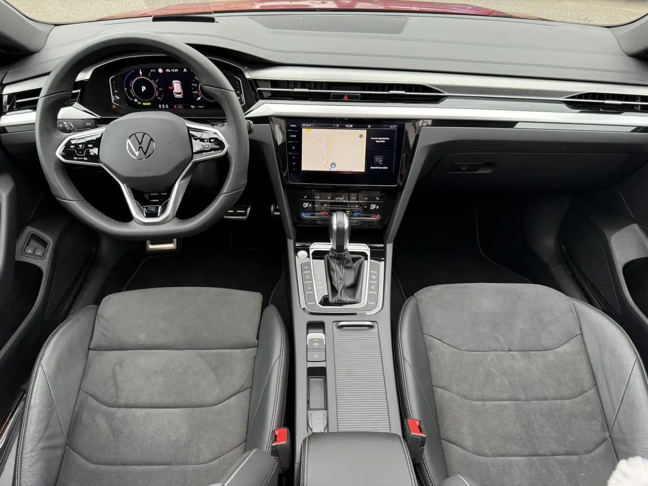 Intérieur vue avant du Volkswagen Arteon Shooting Brake 2023 avec tableau de bord numérique et sellerie microfleece grise.