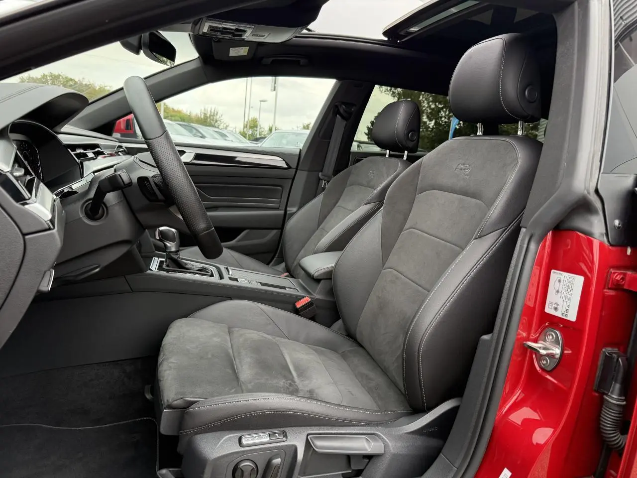 Intérieur côté conducteur de la Volkswagen Arteon Shooting Brake rouge Roi, sièges en microfleece et cuir avec monogramme R.