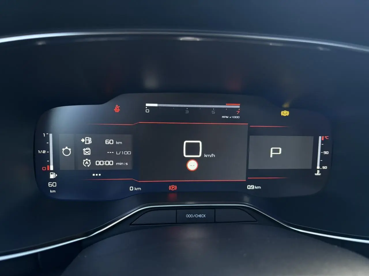Combiné numérique 12,3'' du Citroën C5 Aircross 2025 affichant vitesse, régime et indicateurs, vue de face rapprochée.