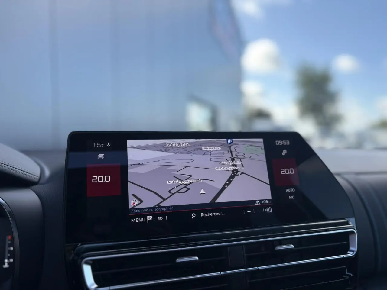 Écran tactile GPS 10'' du tableau de bord du Citroën C5 Aircross gris Platinium, ambiance intérieure noire.