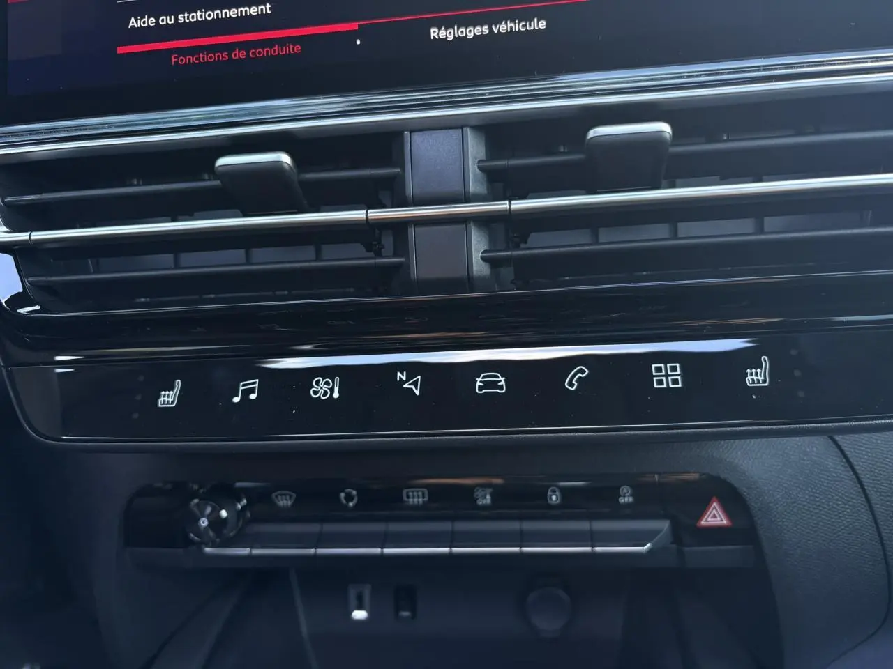 Vue rapprochée de la console centrale noire du Citroën C5 Aircross 2025 avec commandes tactiles et aérateurs horizontaux.