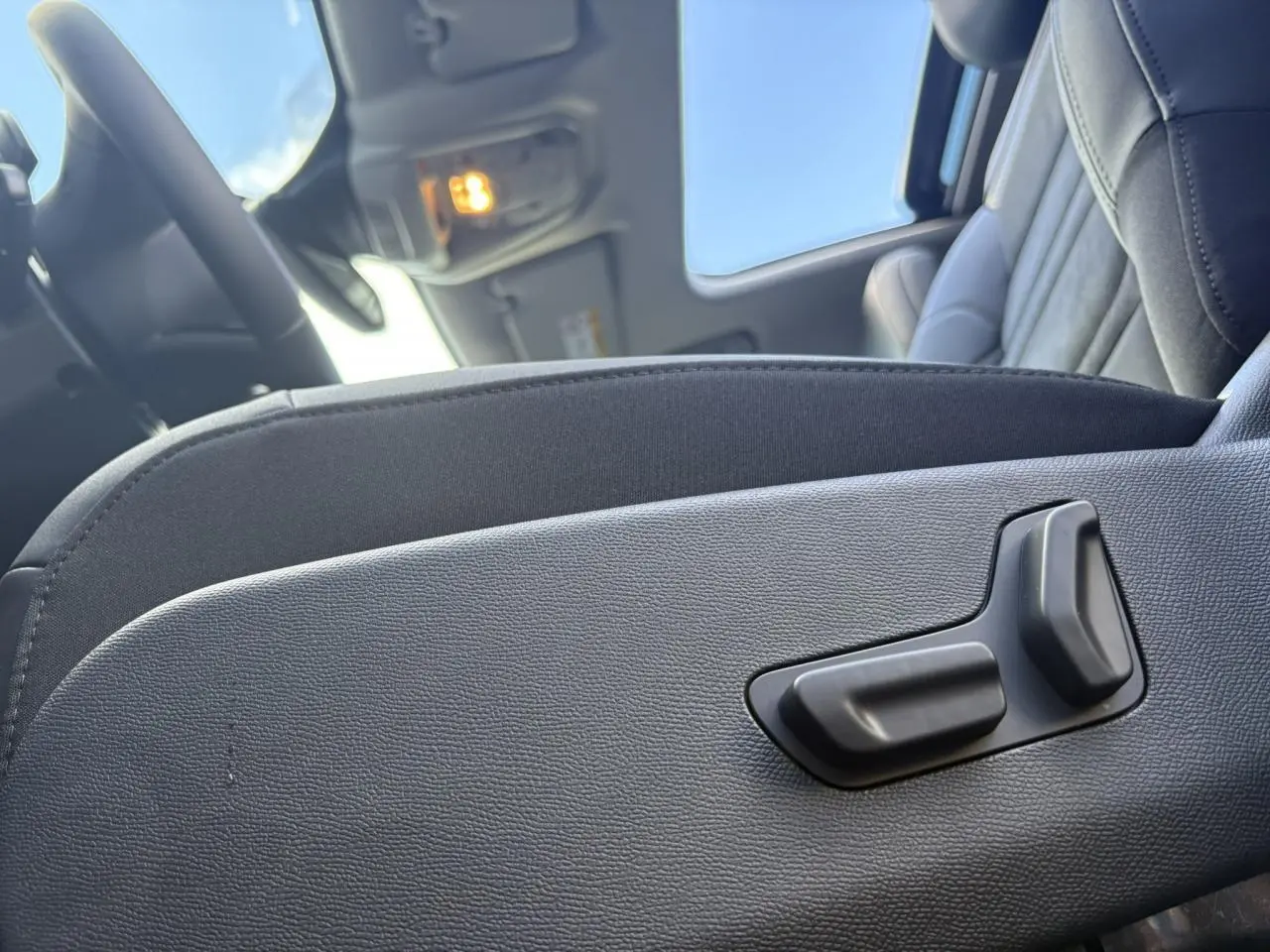 Gros plan sur les commandes électriques du siège conducteur en Alcantara noir du Citroën C5 Aircross 2025.