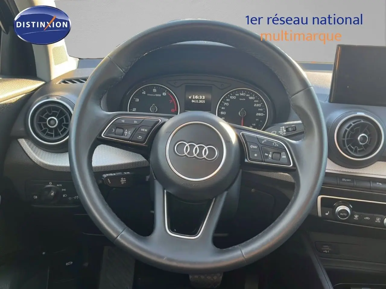 Vue rapprochée du volant en cuir noir et du tableau de bord de l'Audi Q2 35 TFSI S-Line 2023.