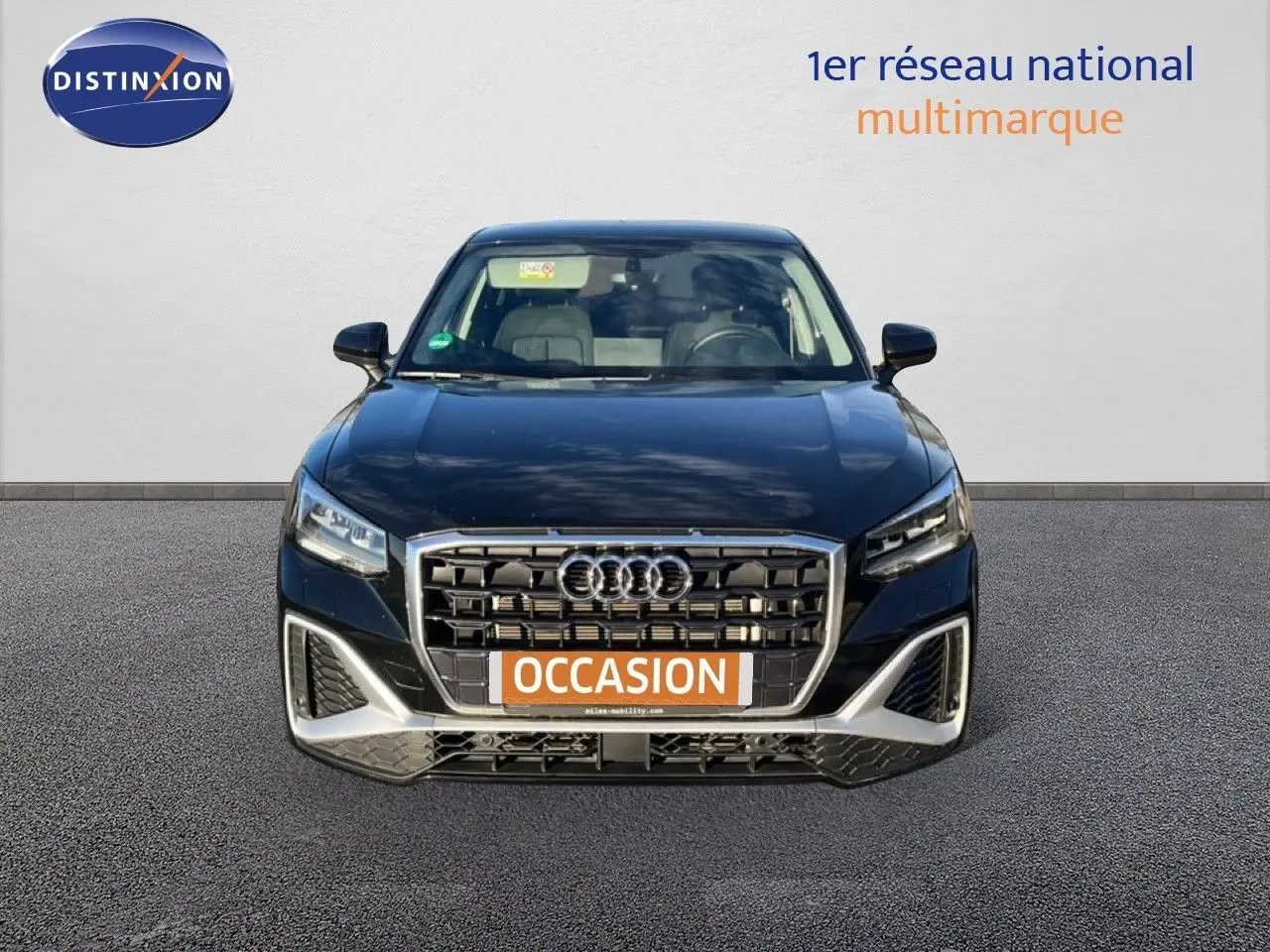 Audi Q2 noir mito metal vue de face avec calandre S-Line et plaques d'immatriculation orange "OCCASION"
