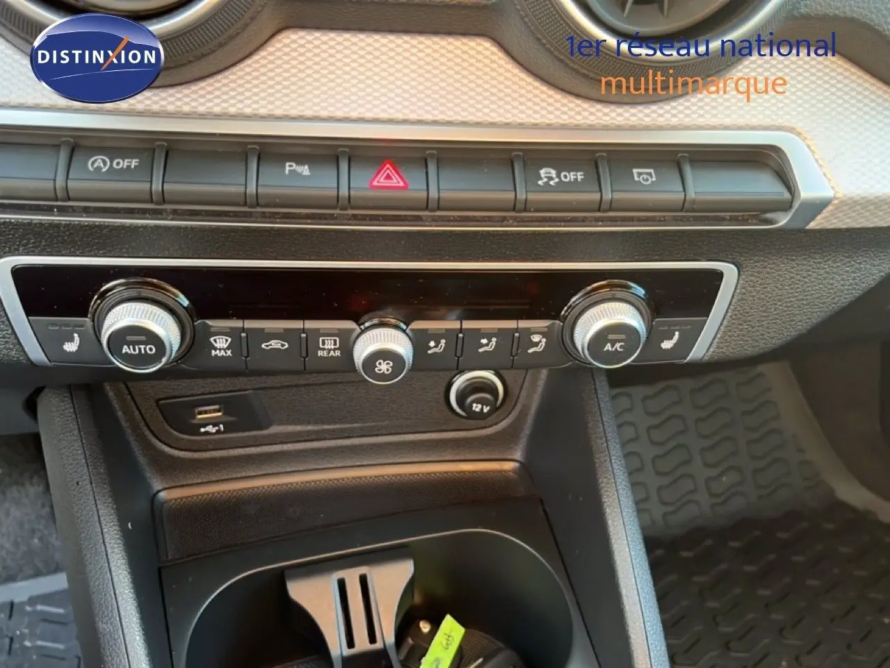 Tableau de bord et console centrale de l'Audi Q2 35 TFSI 2023, avec commandes de climatisation et ports USB visibles.