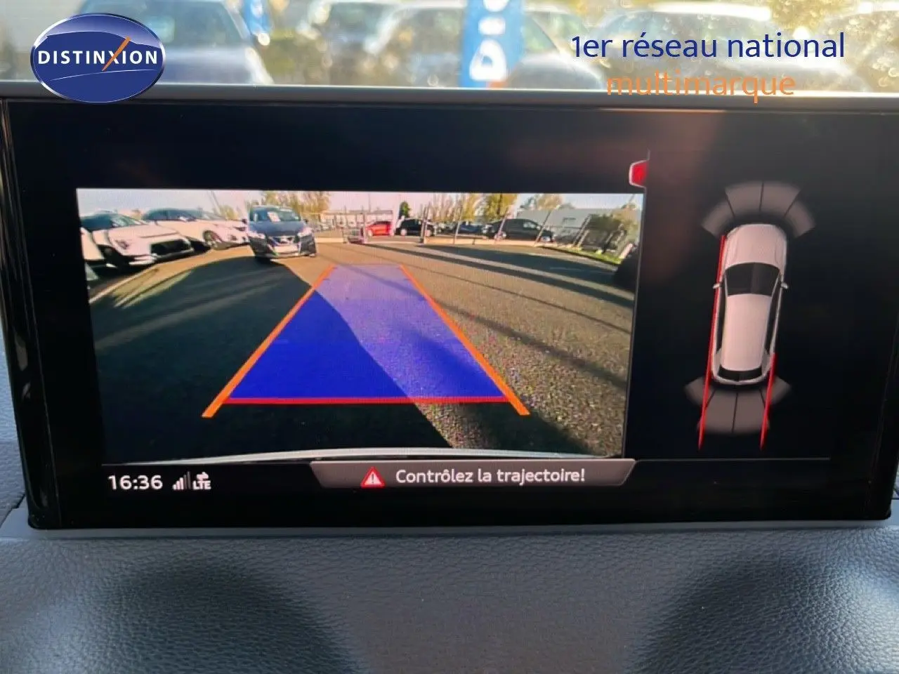 Affichage de la caméra de recul et du système d'aide au stationnement de l'Audi Q2 noir mito metal, vue intérieure du tableau de bord.