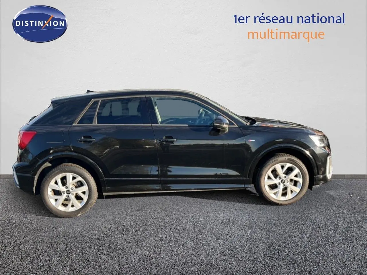 Audi Q2 noir mito metal vu de profil côté gauche, soulignant ses jantes alliage et sa silhouette compacte.