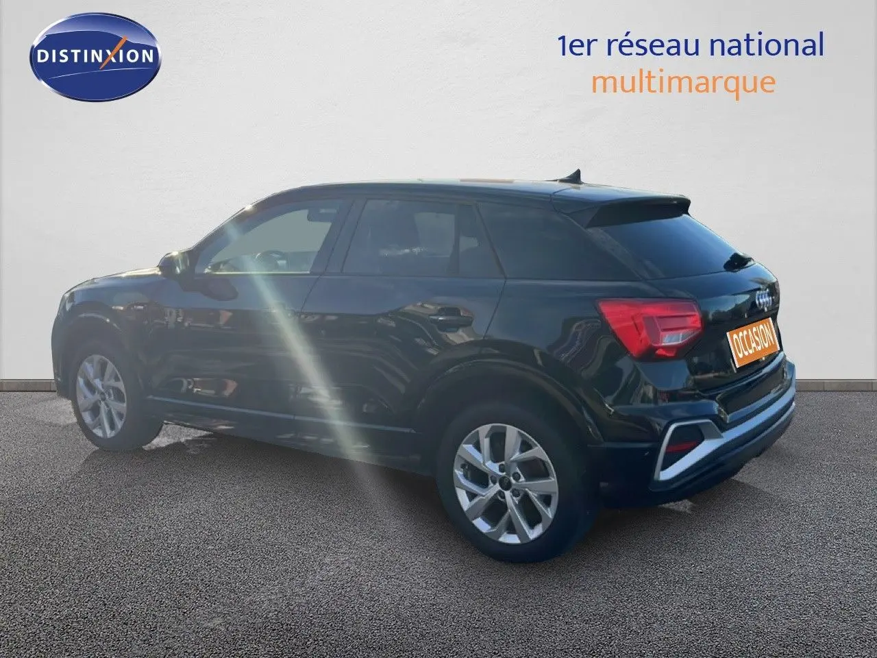 Audi Q2 noir mito metal vu de profil côté gauche, mettant en valeur ses lignes compactes et ses jantes alliage.