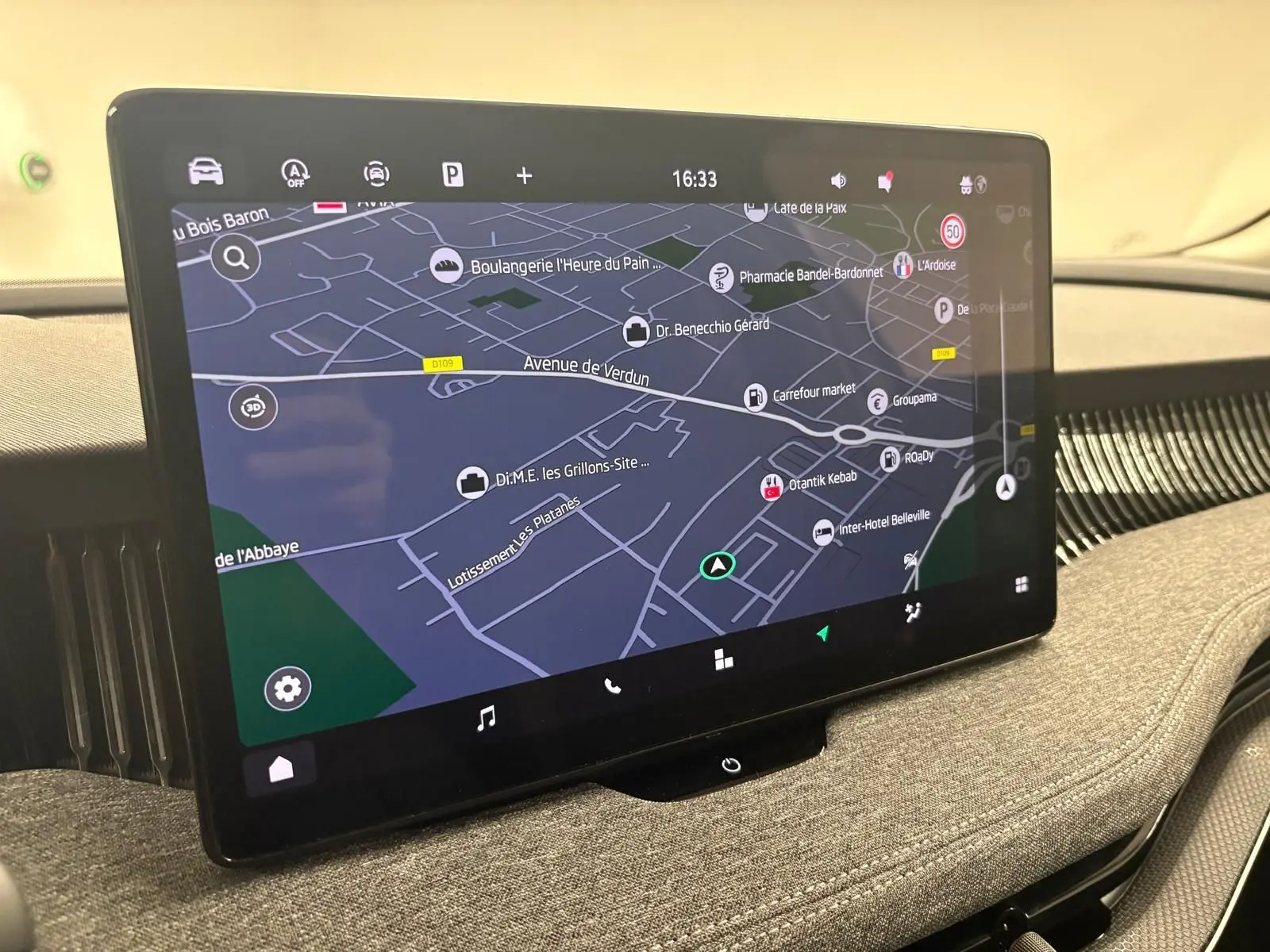 Écran tactile central du Skoda Superb Combi gris argent 2025 affichant la navigation GPS dans l'habitacle.