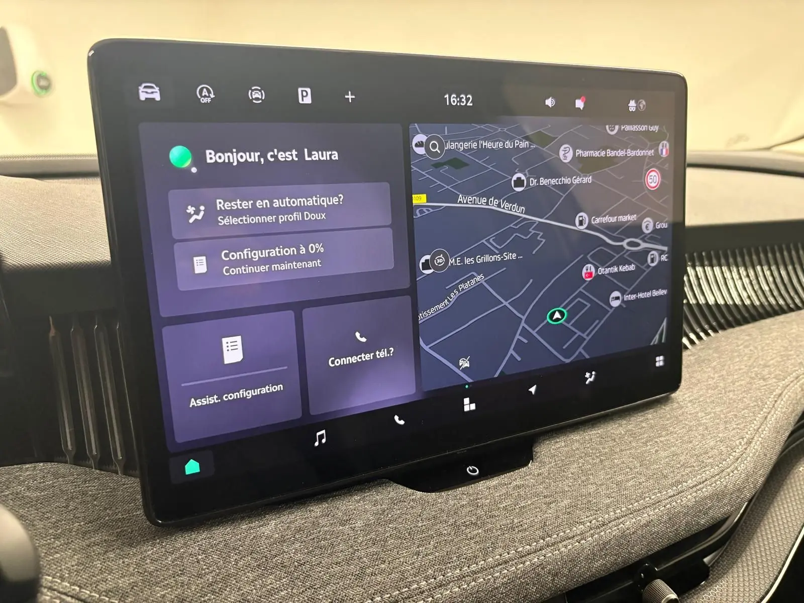 Écran tactile central du Skoda Superb Combi 2025 gris argent, affichant navigation et interface utilisateur moderne.