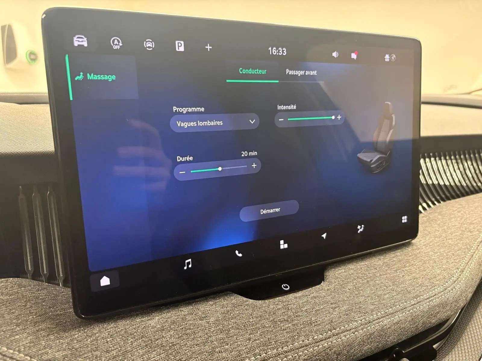Écran tactile intérieur du Skoda Superb Combi 2025 gris argent, affichant le menu massage avec réglages de programme et intensité.