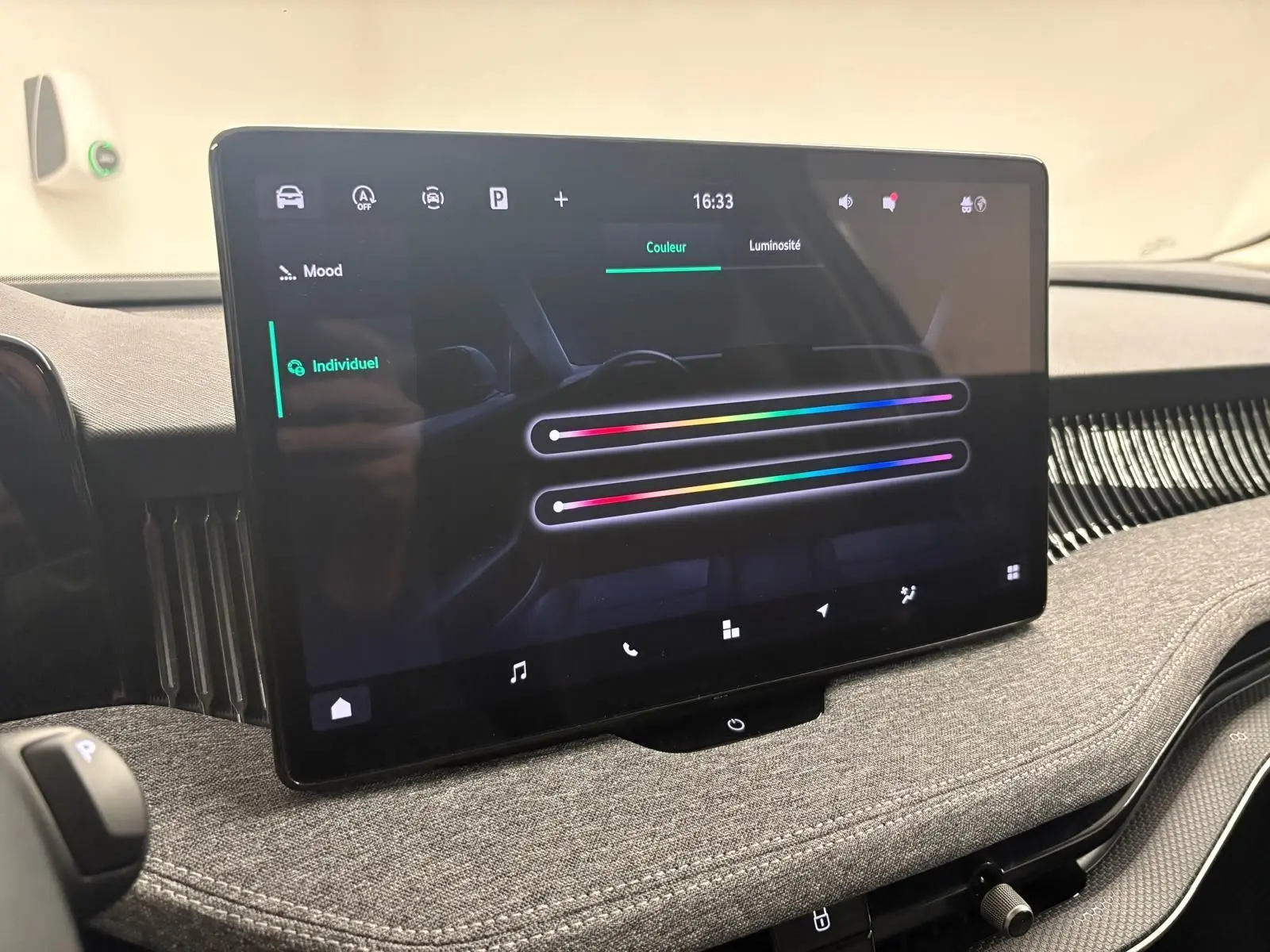Écran tactile central affichant les réglages de couleur sur le tableau de bord gris clair du Skoda Superb Combi 2025.
