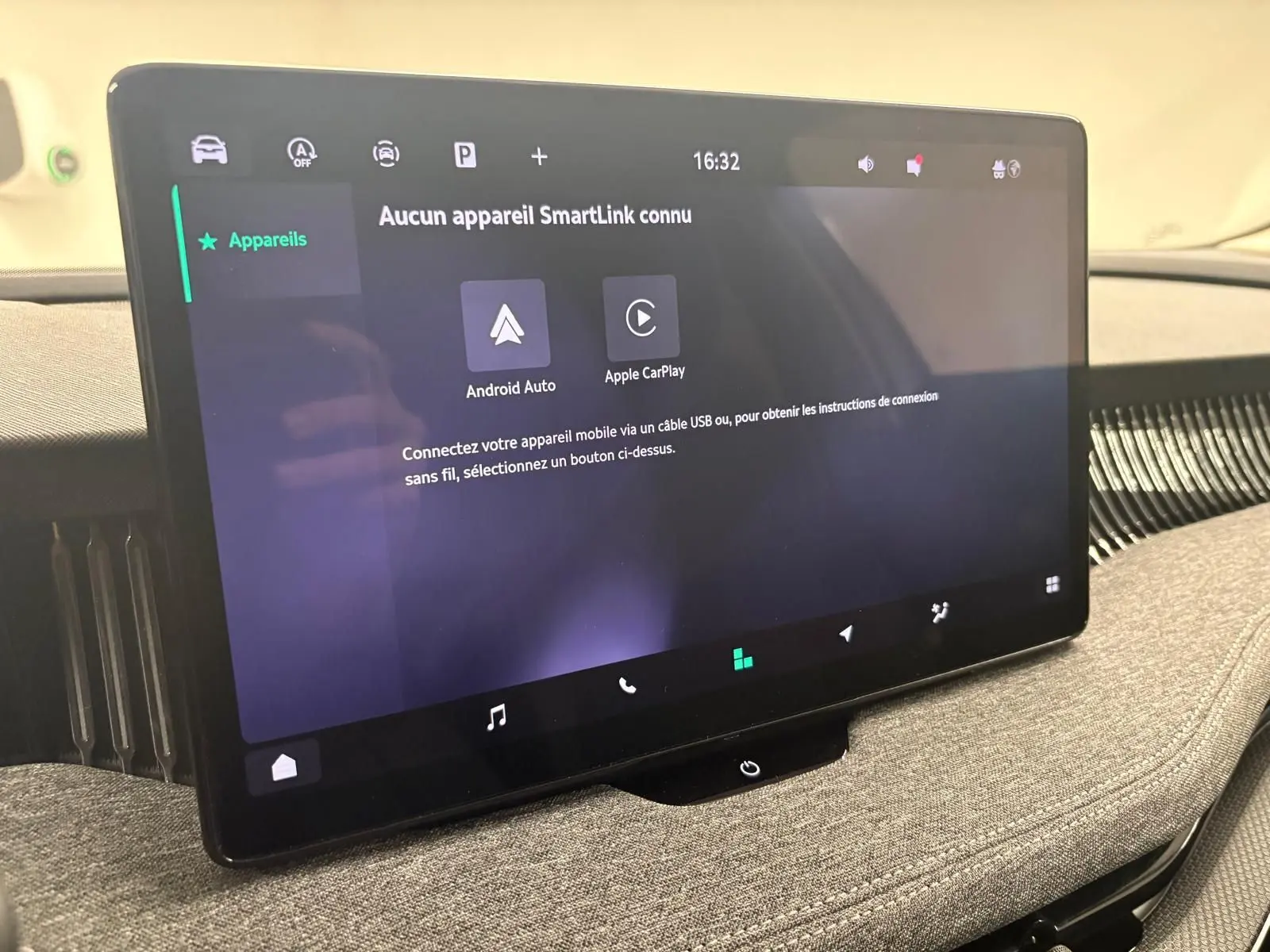 Écran tactile central du Skoda Superb Combi 2025, affichant les options Android Auto et Apple CarPlay, vue de près.