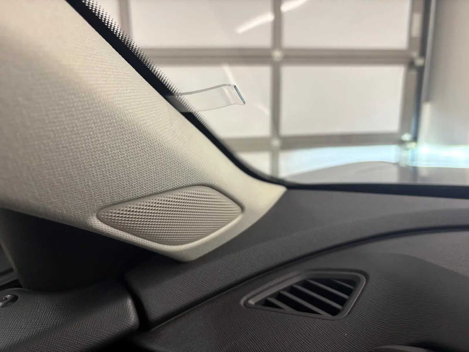 Détail intérieur du haut de la planche de bord côté gauche du Skoda Superb Combi gris argent 2025.