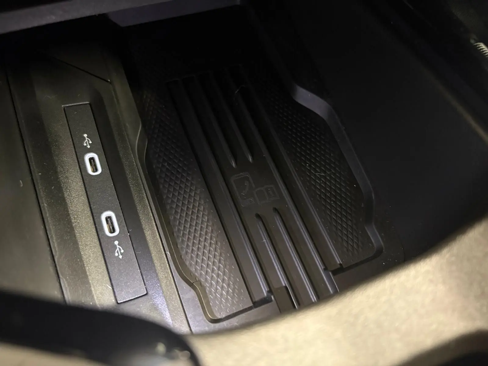 Gros plan sur la console centrale du Skoda Superb Combi gris argent 2025, montrant les ports USB-C et un espace de rangement.