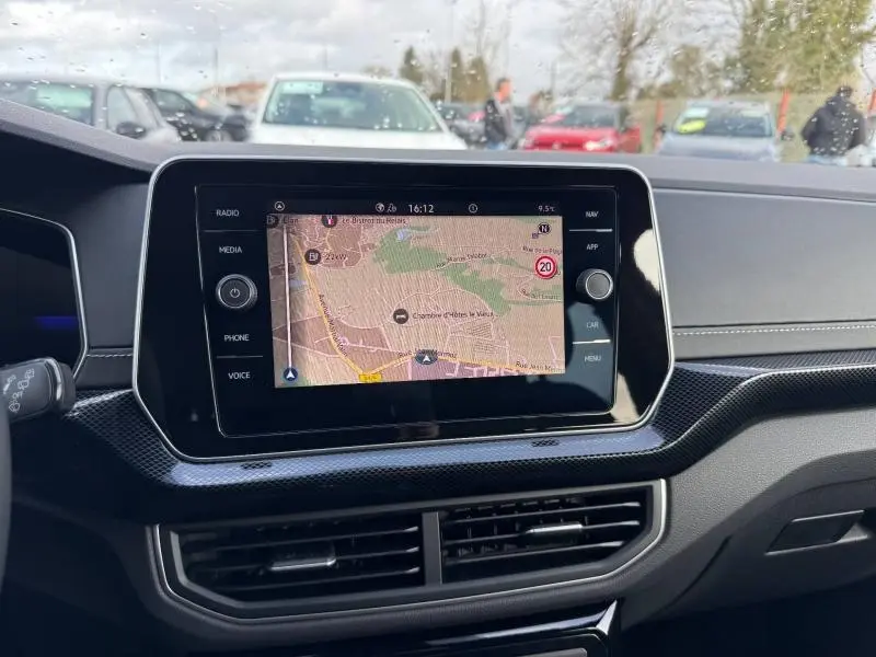 Vue intérieure centrée sur l'écran tactile du système de navigation du Volkswagen T-Cross 2025, détails du tableau de bord visibles.