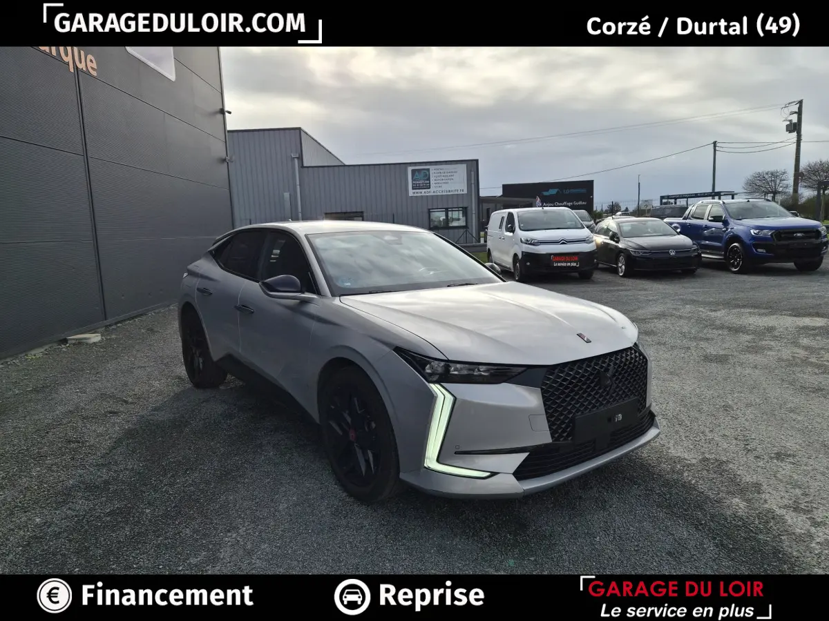 DS4 beige vue 3/4 avant droit avec calandre noire et feux LED en forme de L allumés.